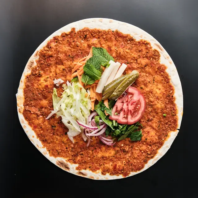 Lahmacun Vegan mit Salat Veganland
